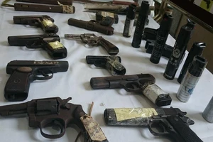 141 Hà Nội thu giữ được cả một 'kho' vũ khí các loại