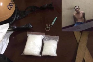 Bị kiểm tra xe, nam thanh niên ôm túi bỏ chạy