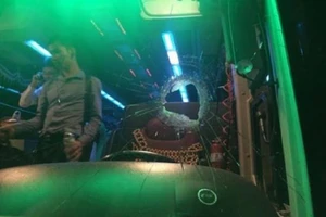 Xe khách bị ném đá thủng kính, tài xế chảy máu tay