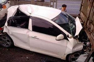 Tai nạn liên hoàn, xe tải lật ngang, xe con bẹp dúm