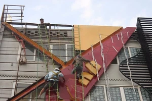 Hàng loạt quán karaoke tại Hà Nội dỡ biển quảng cáo