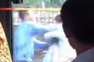 Phụ xe khách chửi bới, hành hung nữ hành khách