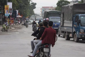 'Giật mình' khi thấy CSGT, nam thanh niên ngã ra đường