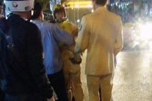 Vi phạm giao thông, tài xế húc văng CSGT để bỏ chạy