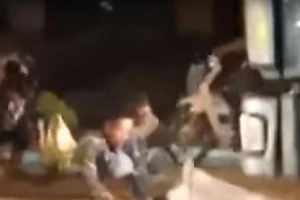 Xôn xao clip người dân đổ ra đường hốt bắp rơi