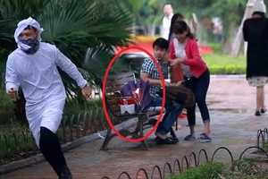 Bị cảnh sát “sờ gáy” vì quay clip “đốt bom” kiếm tiền