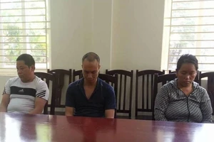 Đôi tình nhân giấu 20 bánh heroin trong cánh cửa xe