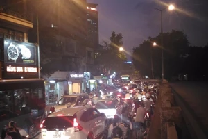 Đường Kim Mã bị cấm 1 chiều, giao thông hỗn loạn