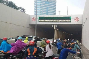 Dính dầu loang, xe ngã la liệt tại hầm Kim Liên