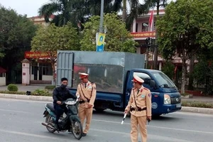 Thanh niên không đội mũ bảo hiểm còn thách thức CSGT