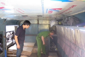 Dùng biển số giả, tháo ghế xe để vận chuyển hàng lậu