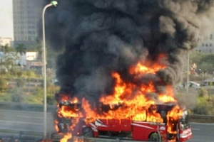 Xe khách cháy trơ khung trên đại lộ Thăng Long