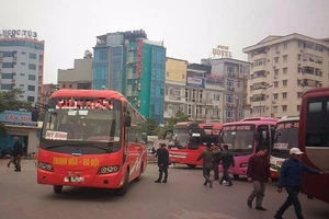 Hàng loạt nhà xe tại BX Mỹ Đình tiếp tục 'bỏ rơi' khách