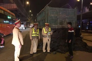Đổ chất thải ra đường, CSGT buộc tài xế dọn sạch