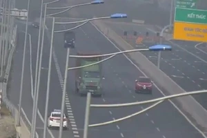 Kinh hãi taxi lao như bay, ngược chiều trên cao tốc 
