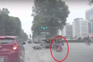 Bị container cuốn vào gầm,cô gái may mắn thoát chết