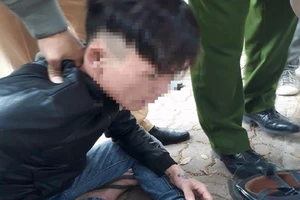 Phóng viên giúp cảnh sát quật ngã đối tượng khả nghi