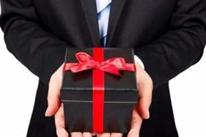 Bộ Công an: Cấm tặng quà, chúc tết cấp trên
