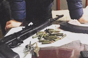 Cảnh sát bắt kẻ vận chuyển súng AK cùng 29 viên đạn