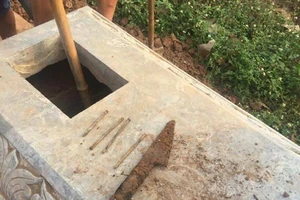 Hàng chục ngôi mộ tại Hà Nội bị đóng đinh và dao