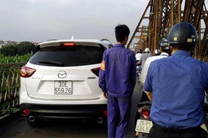 Tước giấy phép tài xế lái ô tô lên cầu Long Biên