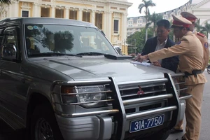 Hà Nội phạt nguội gần 100 xe biển xanh, biển đỏ