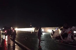 Xe 16 chỗ tông taxi lật ngửa, nhiều người nhập viện