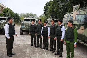 Bàn giao hàng loạt xe đặc chủng chống đạn, kháng mìn
