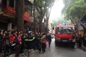 Phong tỏa đường để chữa cháy cửa hàng nội thất