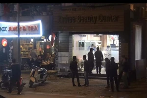 Nổ súng tại quán cafe, 1 thanh niên ôm bụng bỏ đi