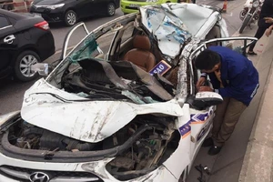 Chùm ảnh: Taxi bẹp dúm dưới gầm xe tải 