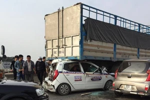 6 ô tô đâm liên hoàn, taxi bẹp dúm trong gầm xe tải