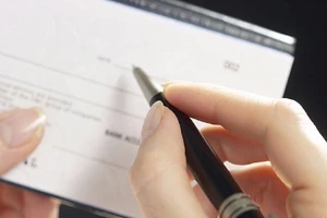 CSGT nhặt được tấm séc 50 triệu, trả lại cho khổ chủ