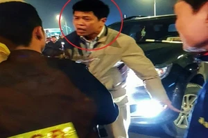 Khởi tố lái xe Thanh tra Bộ LĐ-TB&XH vì tát cảnh sát