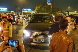 Lái xe biển xanh không tuân thủ hiệu lệnh, dọa cảnh sát