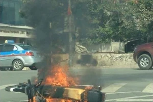 Xe máy cháy ngùn ngụt, tài xế thoát chết trong gang tấc