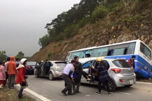 Xe khách đâm vào vách núi, 1 người chết, 41 bị thương