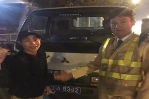 CSGT giúp đỡ anh phụ hồ bị đói, ngất ra đường