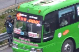 Phạt 11 triệu đồng tài xế đón khách trên cao tốc