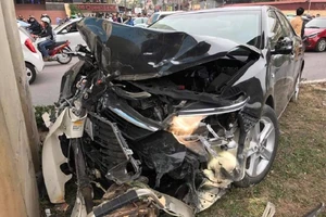 Ô tô Camry tông hàng loạt xe máy trên phố