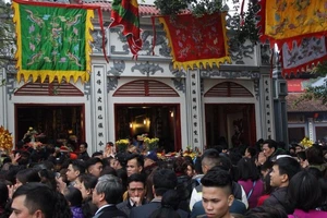 Biển người chen chân phủ Tây Hồ ngày rằm tháng Giêng