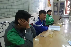 3 tài xế taxi tè bậy bị ghi hình 