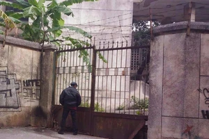 Hà Nội: 2 bác tài xe ôm bị phạt 4 triệu vì tiểu bậy