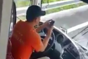 Tài xế lướt Facebook khi lái xe bị phạt 700.000 đồng