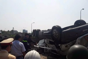 Container lật ngửa bên vệ đường