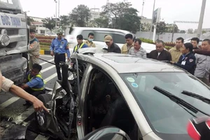Xe Mazda bị tông bẹp đuôi, 2 phụ nữ nhập viện cấp cứu