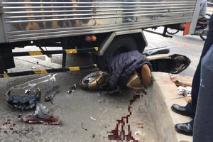 Cố vượt ô tô, người đàn ông nhập viện