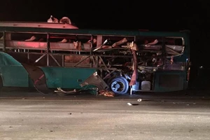 Xe khách nổ kinh hoàng, 2 người chết, 12 người cấp cứu