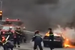 Ô tô 4 chỗ cháy trơ khung trên đường phố 