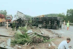 Xe container tông xe Samsung, 5 người bị thương